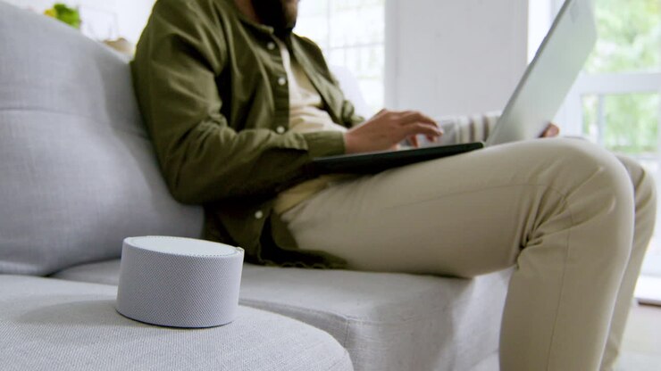 Nærbillede af smart højttaler på sofaen