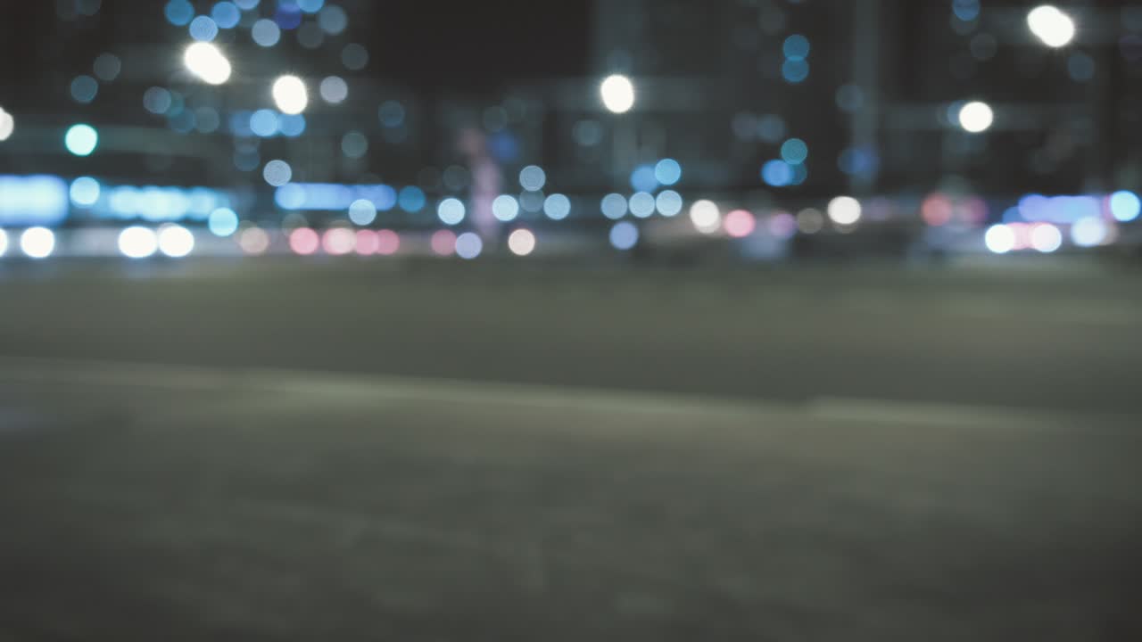 en borrón, los coches van de noche por las carreteras de la ciudad. concepto de urbanismo, industrial y de viajes