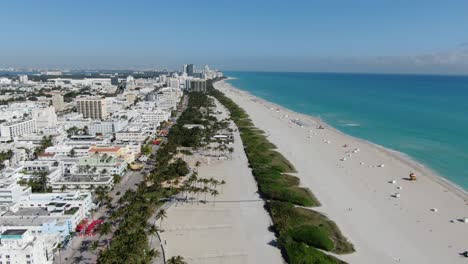 Arena-Blanca-Y-Agua-Azul-De-La-Playa-De-Miami-Con-Rascacielos-Del-Centro-De-Miami-En-Florida