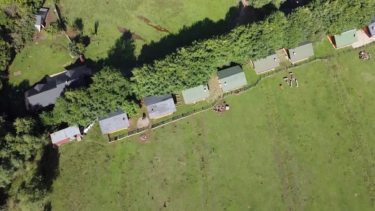 vista aérea de casas de madera en un prado herboso, albania