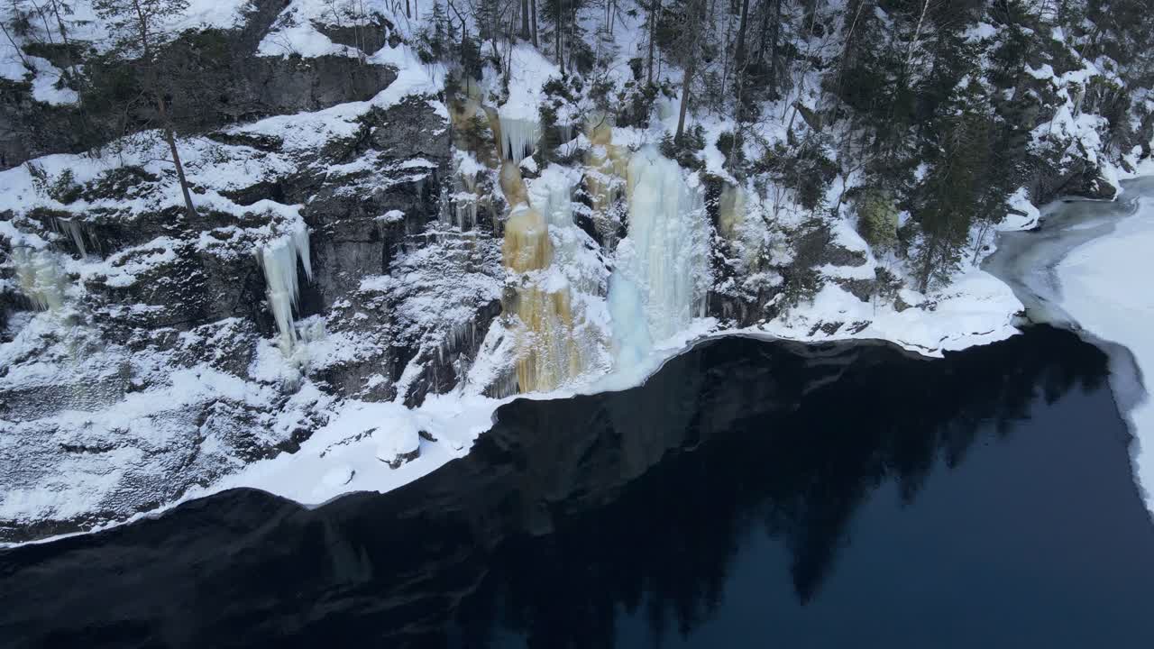 Riprese ravvicinate con drone di una cascata ghiacciata nella Norvegia meridionale.