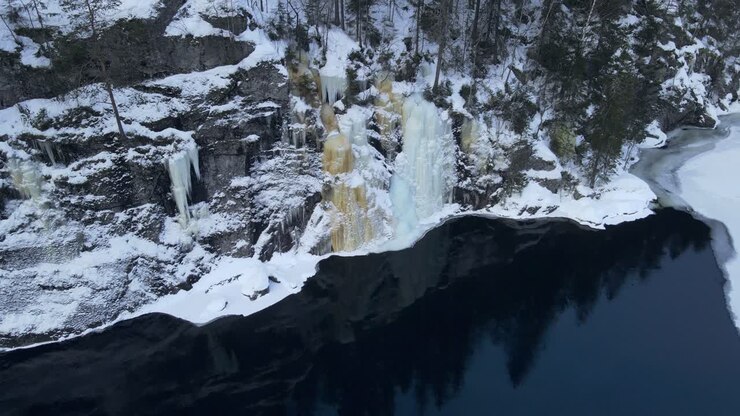 Riprese ravvicinate con drone di una cascata ghiacciata nella Norvegia meridionale.