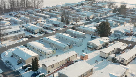 Caída-De-Nieve-En-Invierno-En-La-Casa-Móvil-Americana,-Parque-De-Casas-Rodantes