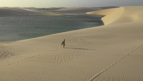 Ein-Hübsches-Mädchen,-Das-Bei-Sonnenuntergang-In-Brasilien-Auf-Sanddünen-Spazieren-Geht