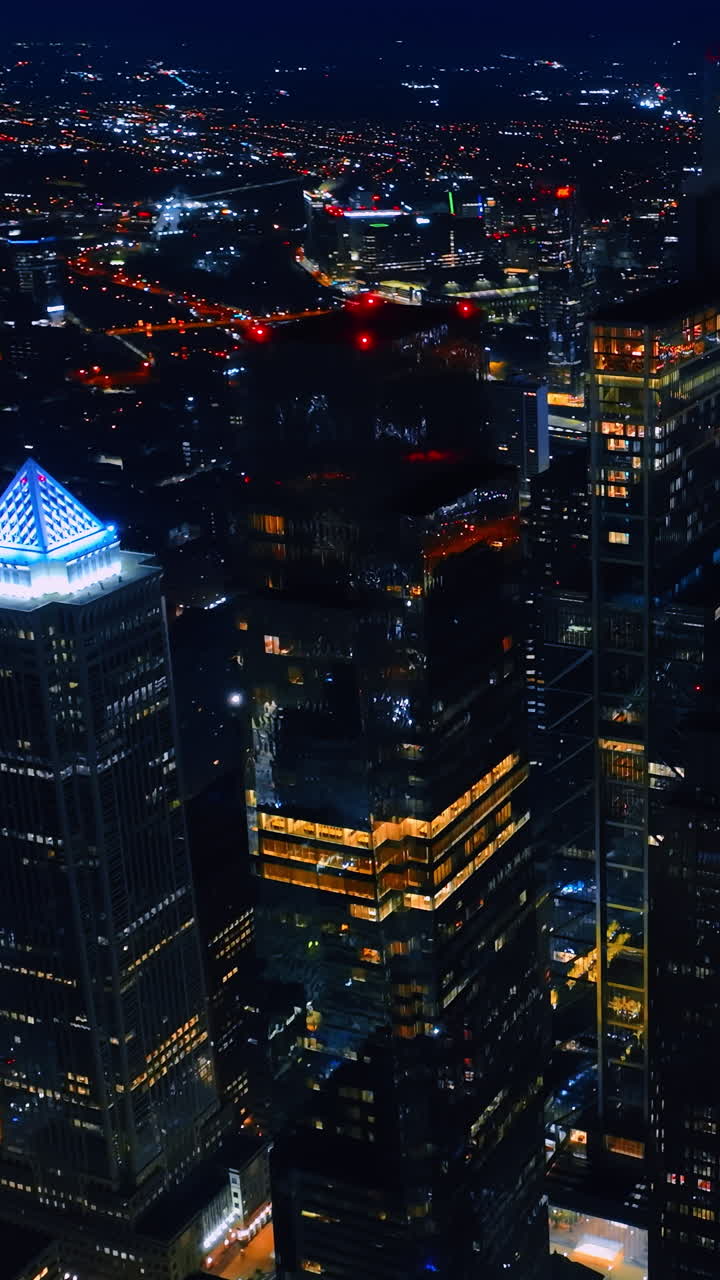 Cenário deslumbrante e imenso de uma enorme metrópole com muitas luzes. Vista cativante de Filadélfia, Pensilvânia, EUA, à noite, de cima.