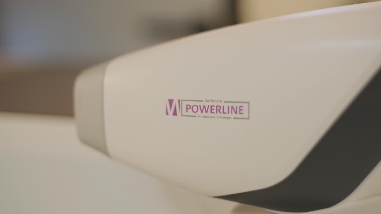 máquina moderna de depilación láser en la clínica de cosmetología