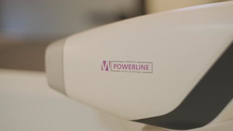 máquina moderna de depilación láser en la clínica de cosmetología