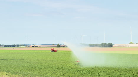 sistema de riego agrícola rociando agua sobre cultivos, los países bajos-3