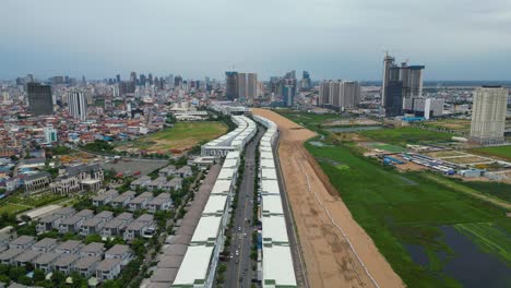 Vista-Aérea-Sobre-La-Capital-De-Camboya,-Phnom-Penh,-En-El-Sudeste-Asiático,-Con-Un-Dron-Acercándose-A-Un-Paisaje-Urbano-Moderno