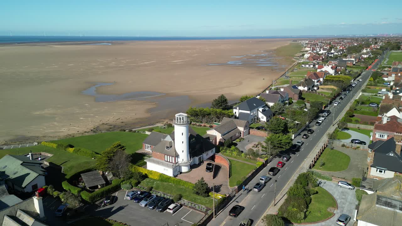 전환 된 등대, hoylake 해변 - 항공 드론 반시계 방향 느린 회전, wirral, 영국