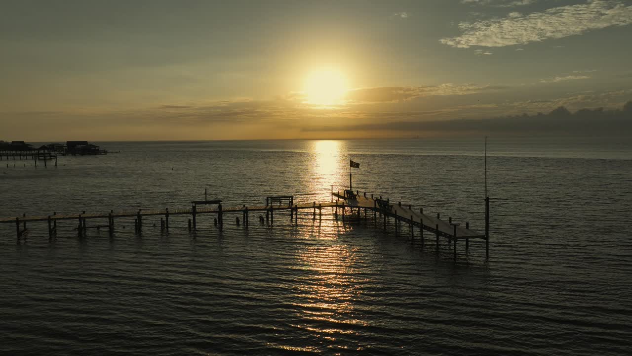 puesta de sol sobre la bahía móvil cerca de la legión americana en fairhope, alabama