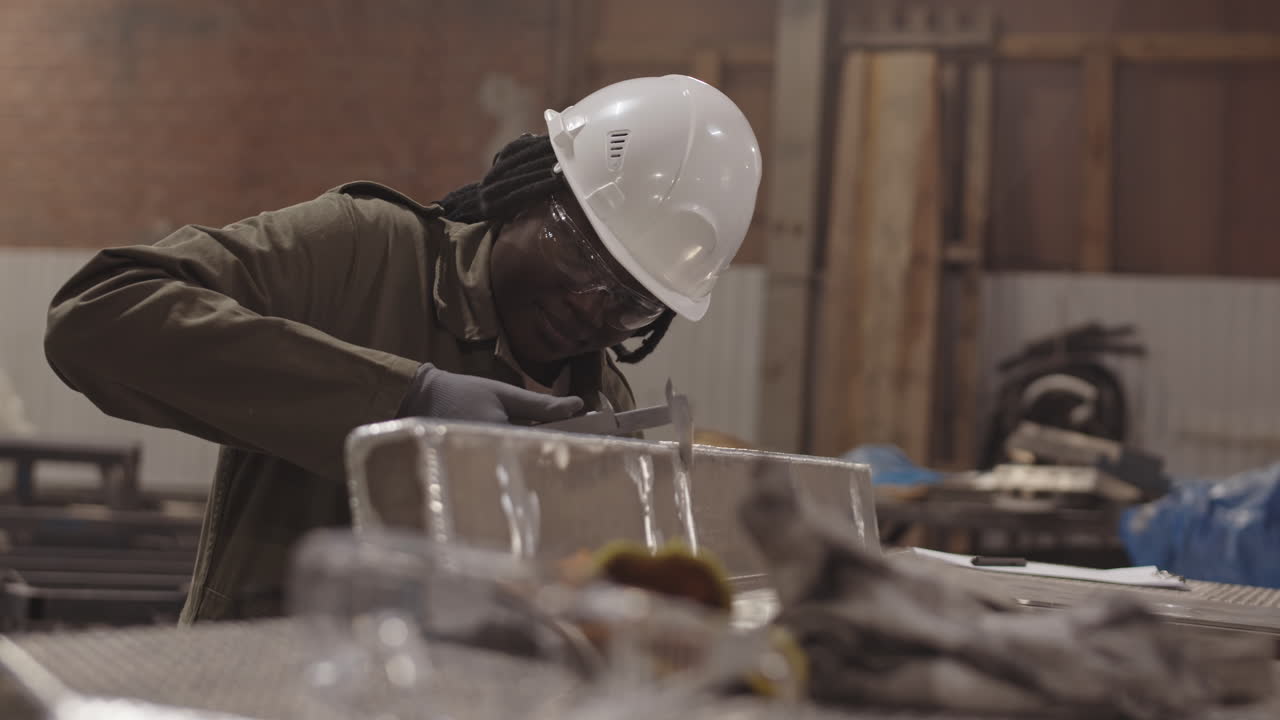 Funcionário inspecionando materiais em ambiente de produção