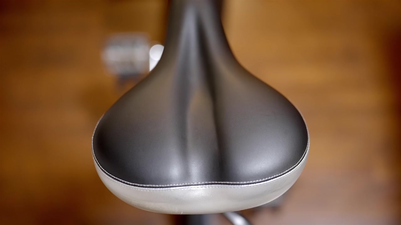 Assento confortável de bicicleta ergométrica para academia em casa ou estúdio de fitness.