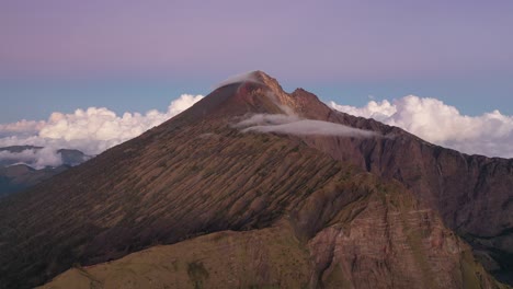 la cumbre del monte rinjani en el hermoso amanecer, el segundo volcán más alto de indonesia