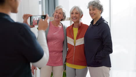 Ältere-Freunde,-Telefon-Und-Foto-Zu-Hause