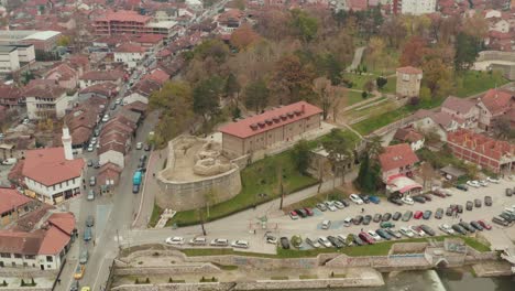 ciudad histórica de novi pazar y ruinas de la antigua ciudad amurallada en serbia, vista aérea