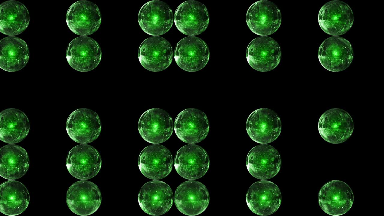 녹색 유리 공은 행으로 수집됩니다. 구에서 배경.