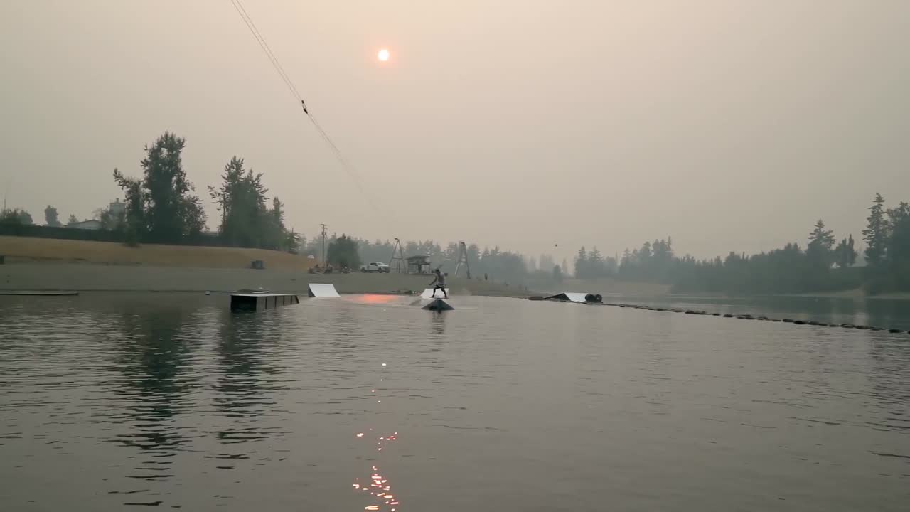 강에서 웨이크보드를 하는 남자 4k