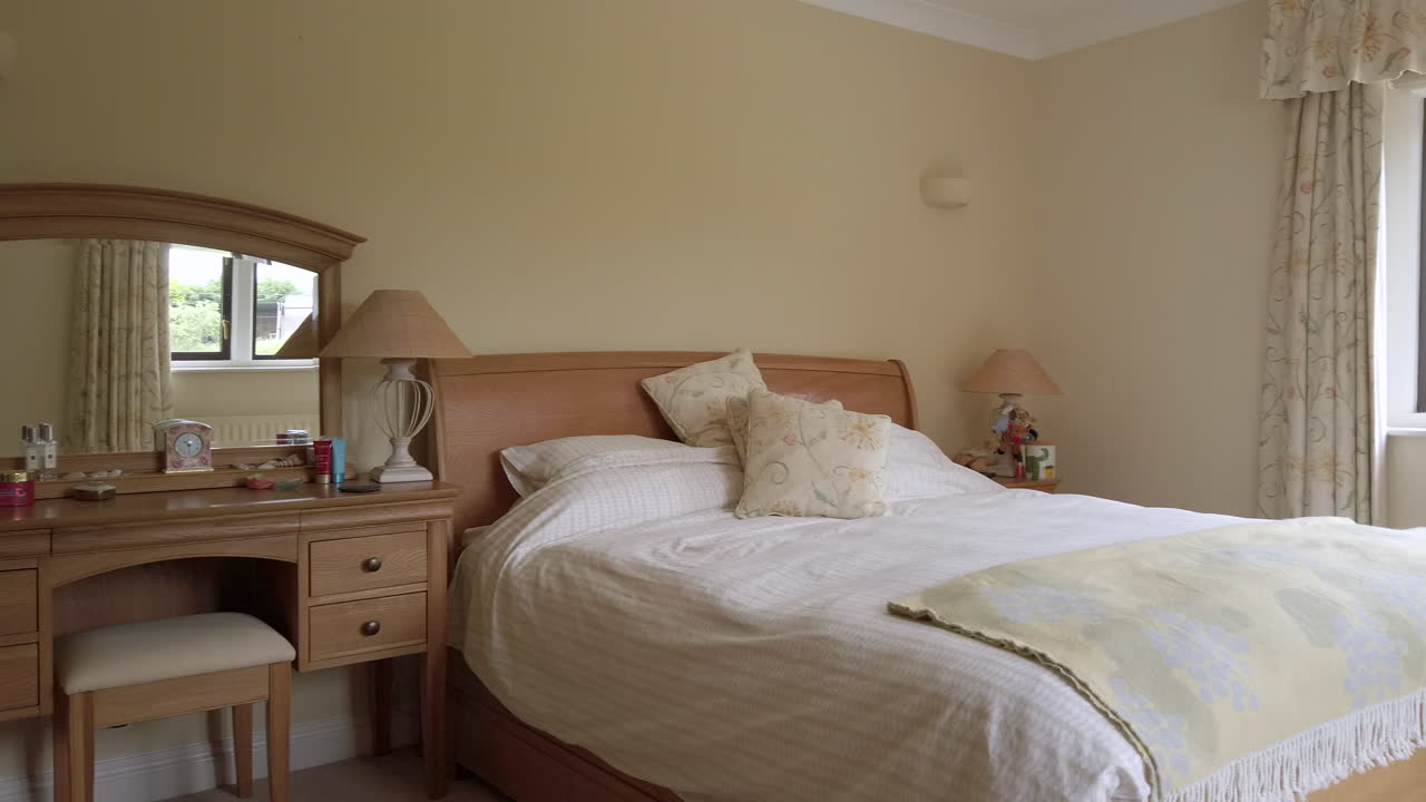 가정집에 있는 마스터 침실의 오른쪽에서 왼쪽 팬