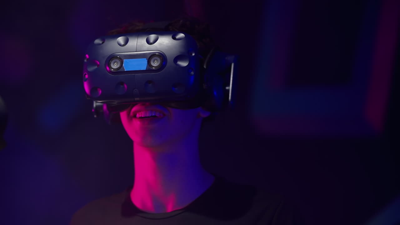 Ragazzo che guarda attraverso un visore per la realtà virtuale in uno studio