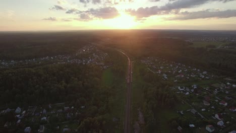 Volando-Sobre-El-Campo-Y-El-Tren-De-Carga-Al-Atardecer-Rusia