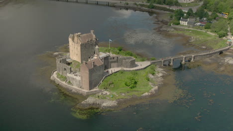 Una-Vista-Aérea-Del-Castillo-De-Eilean-Donan-En-Un-Día-Soleado