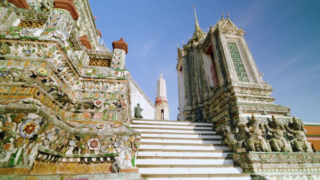 Koristeelliset jyrkät portaat johtavat Wat Arun -temppelin keskusprangiin Bangkokissa, Thaimaassa. Dolly-in, tilt-up -kuva.