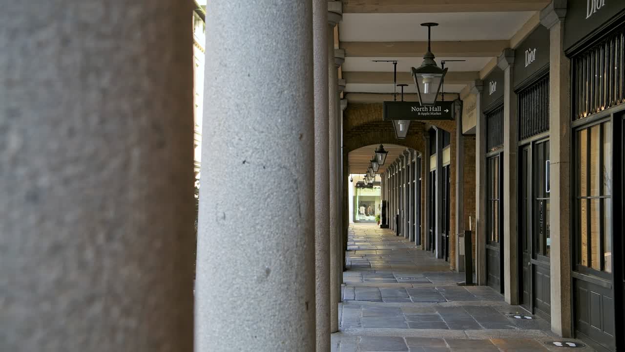 el mercado de covent garden en londres en el bloqueo de covid-19 con calles vacías, carreteras desertas tranquilas, sin gente y tiendas cerradas en una zona turística durante la pandemia de coronavirus en inglaterra, europa