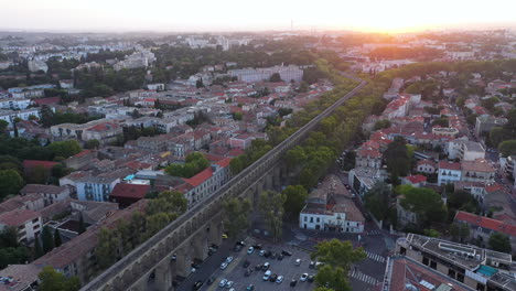 Vista-Aérea-Sobre-El-Acueducto-Les-Arceaux-Montpellier-Francia-Durante-El-Atardecer