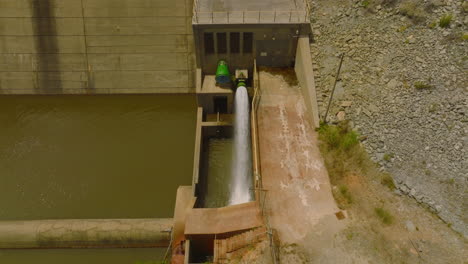 Vista-De-ángulo-Alto-De-Salpicaduras-De-Agua-Bajo-La-Presa-De-Agua.-Aumentar-El-Contenido-De-Oxígeno-Para-Los-Organismos-Vivos.-Sudáfrica