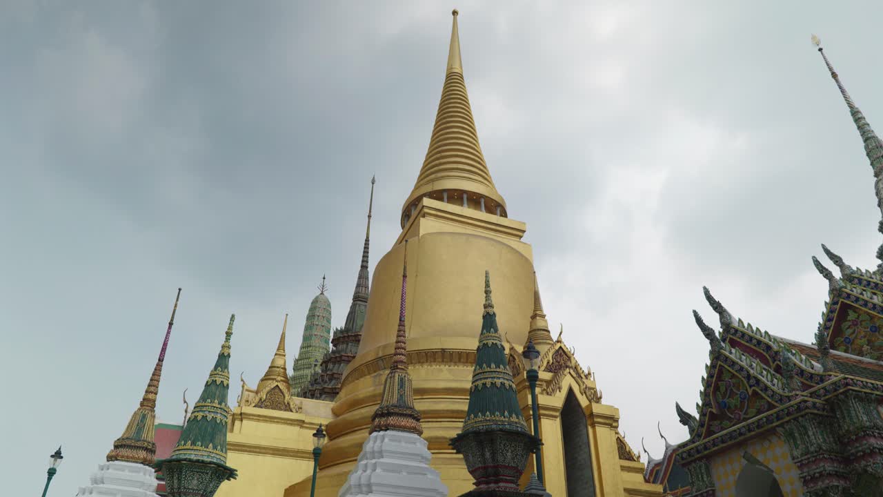 Filmato di viaggio religioso cinematografico in 4K del Tempio del Buddha di Smeraldo Wat Phra Kaew a Bangkok, Thailandia, in una giornata di sole.
