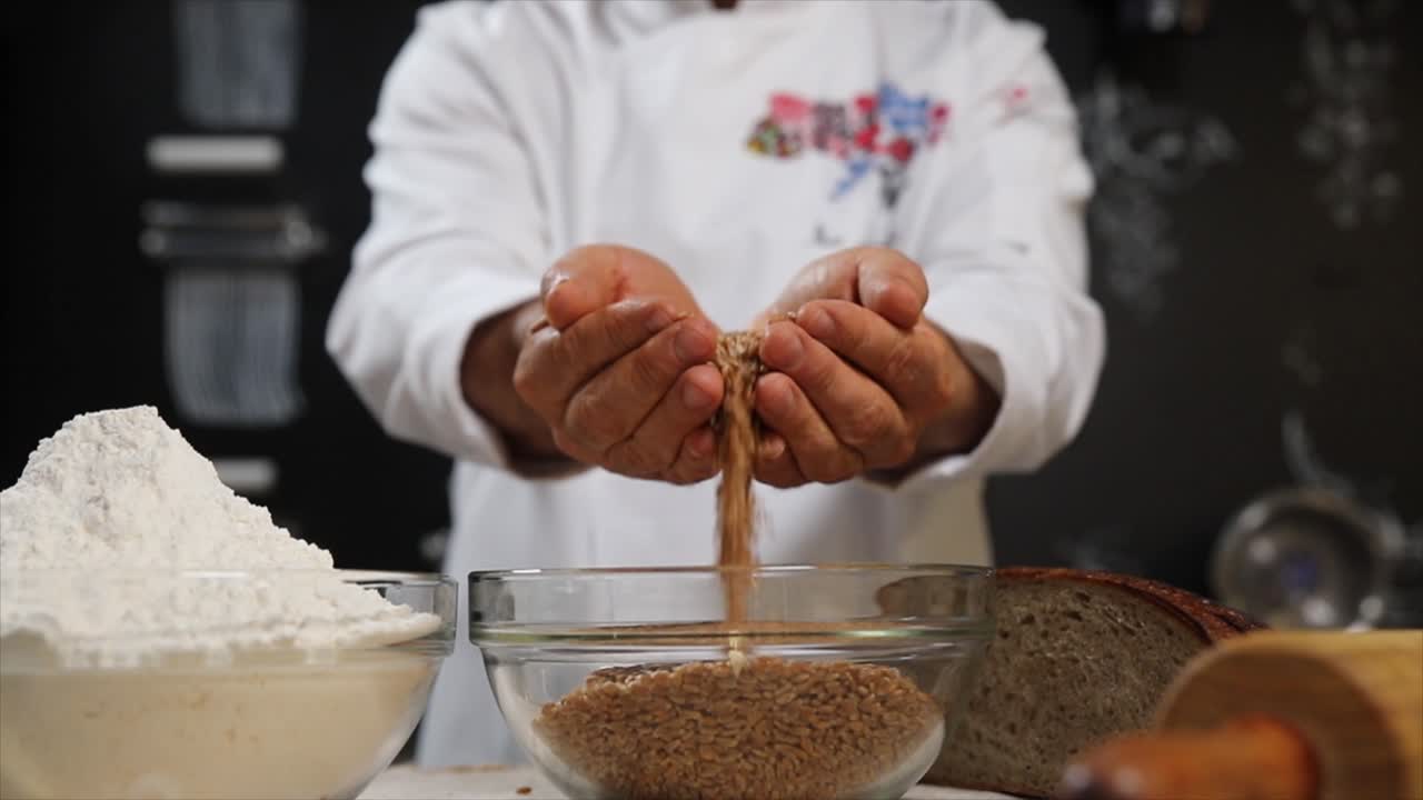 Chef che prepara gli ingredienti per il pane