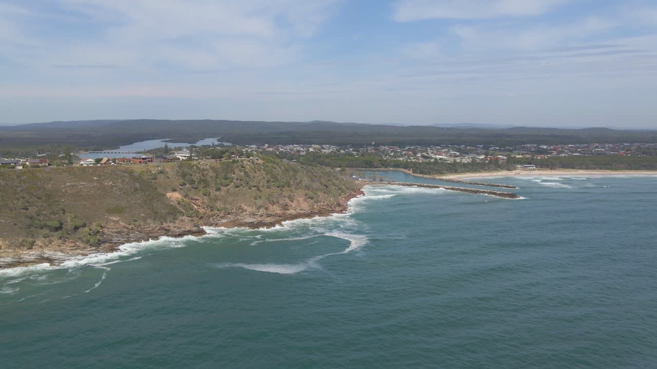 boca del río evans que fluye hacia el mar de coral del océano pacífico sur