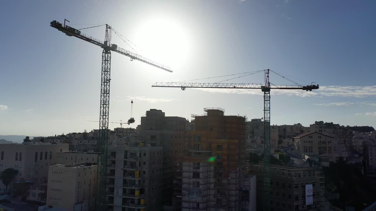 Sitio de construcción con grúas
