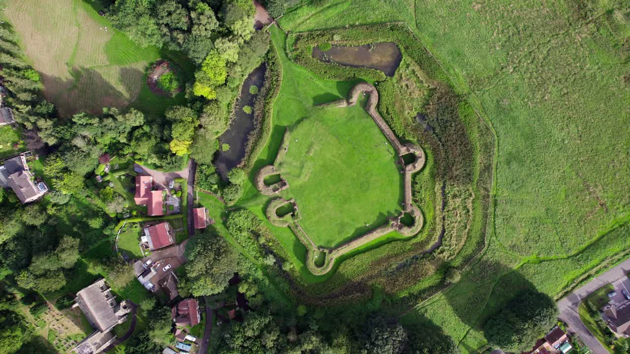 imágenes de video aéreas de los restos del castillo de bolingbroke un castillo hexagonal del siglo xiii, lugar de nacimiento del futuro rey enrique iv, con trabajos de tierra adyacentes