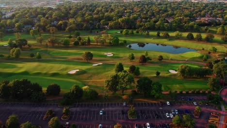 Riesiger-Parkplatz-Mit-Golfgelände-Im-Hintergrund-Und-Wohnhäusern