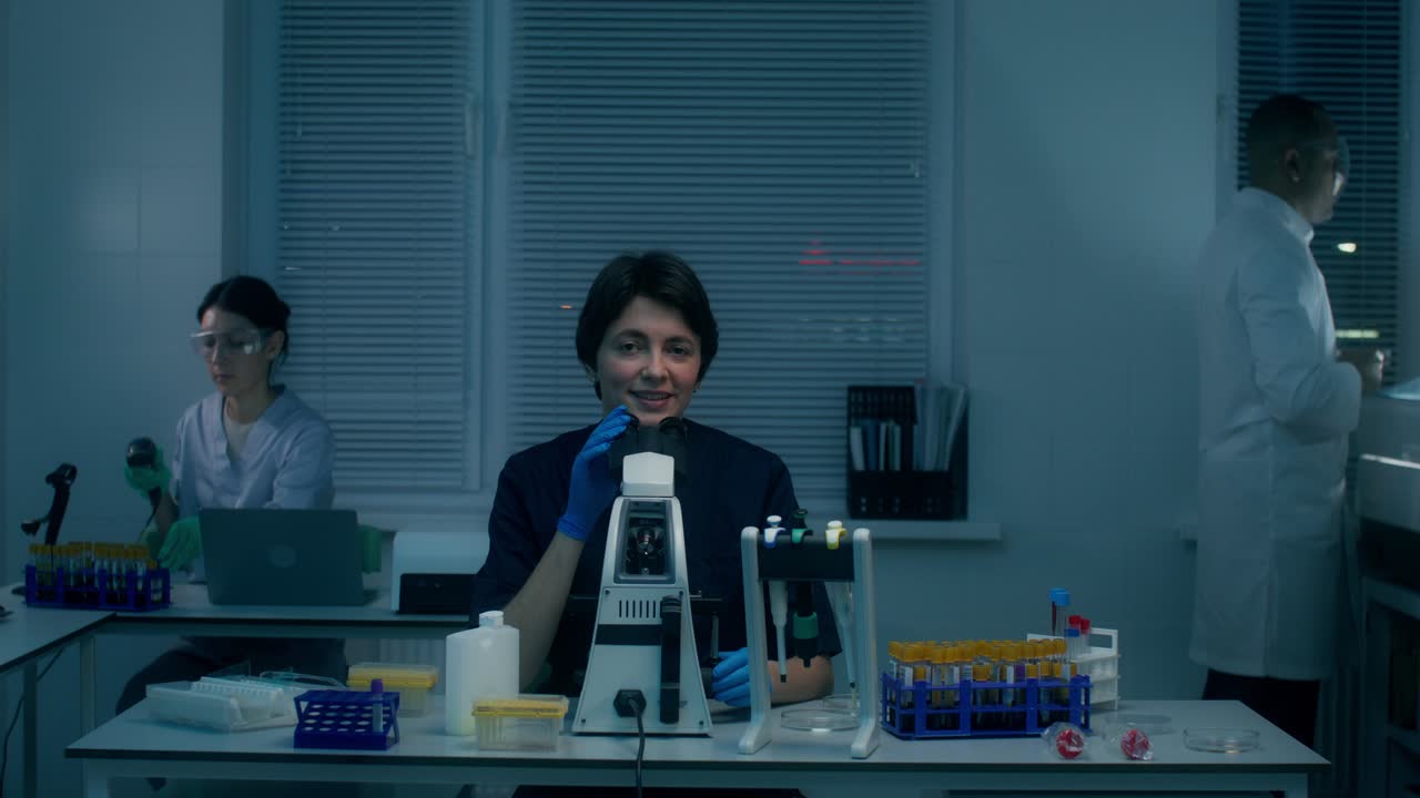 ученые работают поздно в лаборатории.