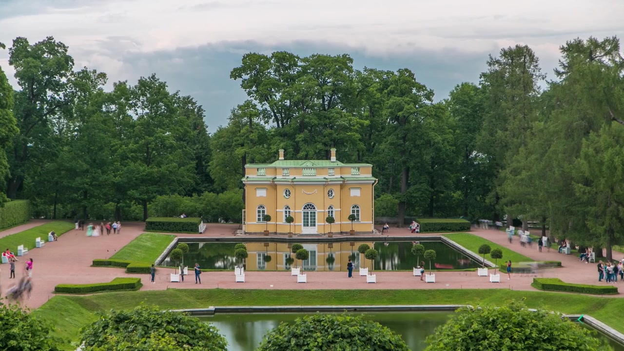 Vue aérienne de l'étang du Miroir dans le parc Catherine et du pavillon des Bains Supérieurs en timelapse. Tsarskoye Selo Pouchkine, Saint-Pétersbourg, Russie.