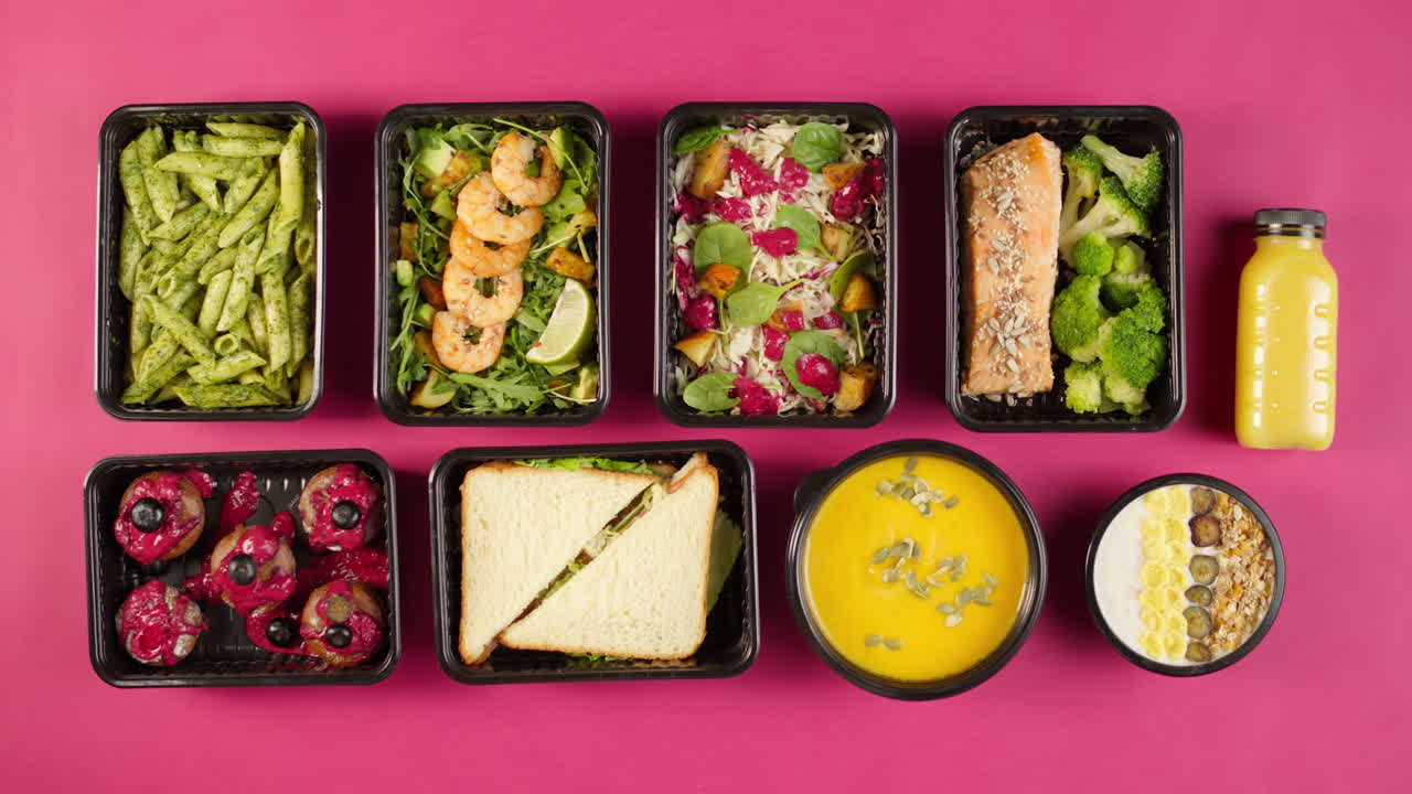 Recipientes saludables para preparar comidas con varios platos sobre fondo rosa