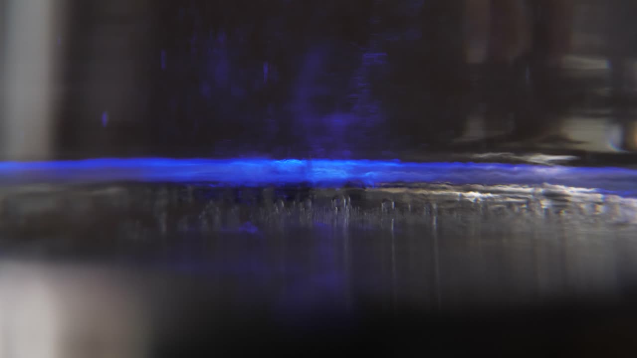 유리 안의 파란 물