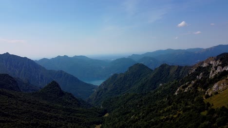 Toma-Aérea-De-Montañas-Distantes-Por-El-Lago-De-Como,-Porta-Di-Pradaplave,-Italia