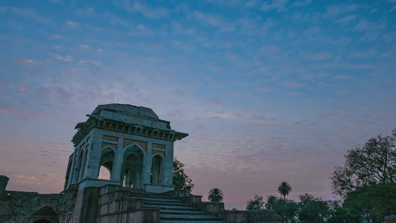 el lapso de tiempo mandu india, ruinas afganas del reino islámico, monumento de la mezquita y tumba musulmana. cielo colorido al amanecer.