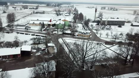 Vista-Aérea-Escénica-Sobre-El-Antiguo-Pueblo-Suburbano-Durante-El-Cálido-Invierno