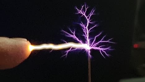 experimento de ciencia descarga de electricidad chispas contacto con el dedo cerca de generador de voltaje tesla