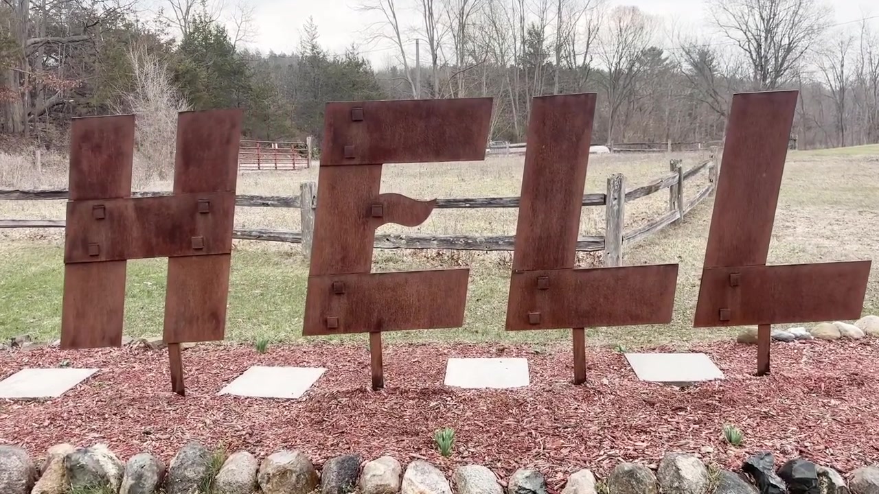 Grande insegna di Hell situata a Hell, Michigan, con video ripreso con gimbal mentre si avanza
