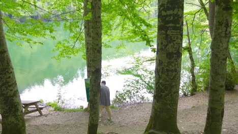 Der-Maler-Führt-Seine-Kunst-In-Der-Natur-Aus.