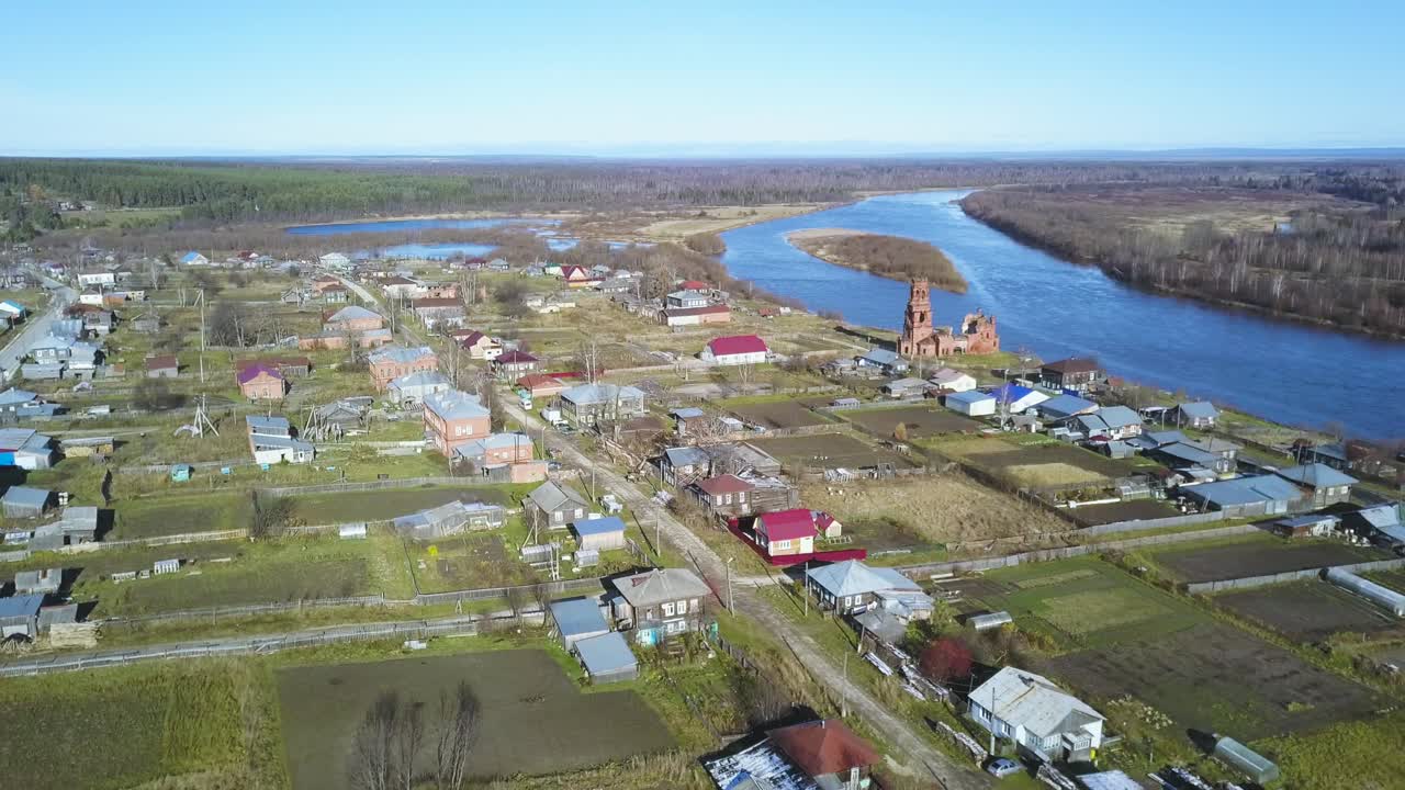 강 근처 에 있는 러시아 마을 의 공중 사진