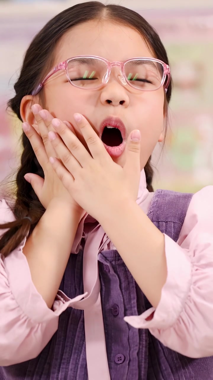 明るい教室に座り、不快感と歯痛を訴える子供のクローズアップ