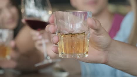 ein glas alkohol und freunde an der bar