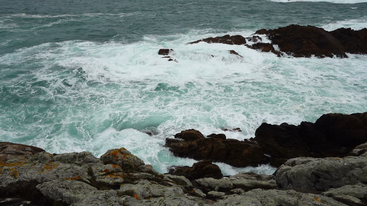 Riprese dell'Oceano Atlantico nella città di La Coruña, Spagna. Al rallentatore. Rocce e oceano. Al rallentatore.